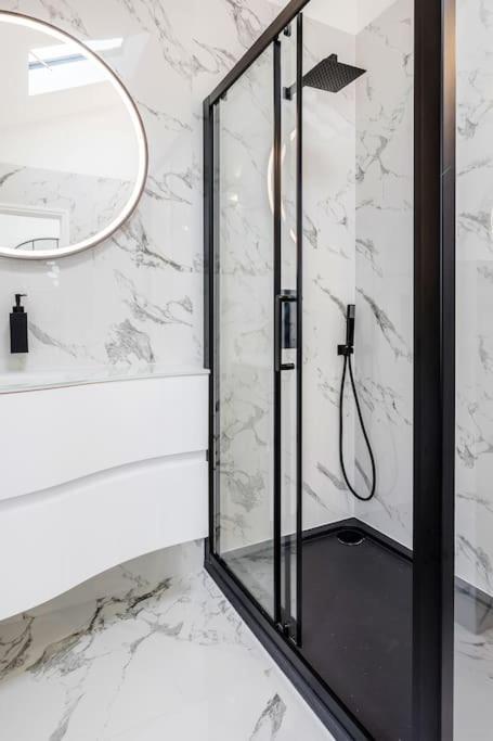 فيلا House 10 Mins To Tower Bridge Hot Tub & Parking لندن المظهر الخارجي الصورة
